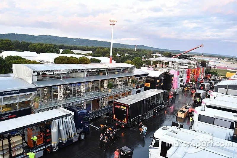 Le matériel des équipes dans le paddock