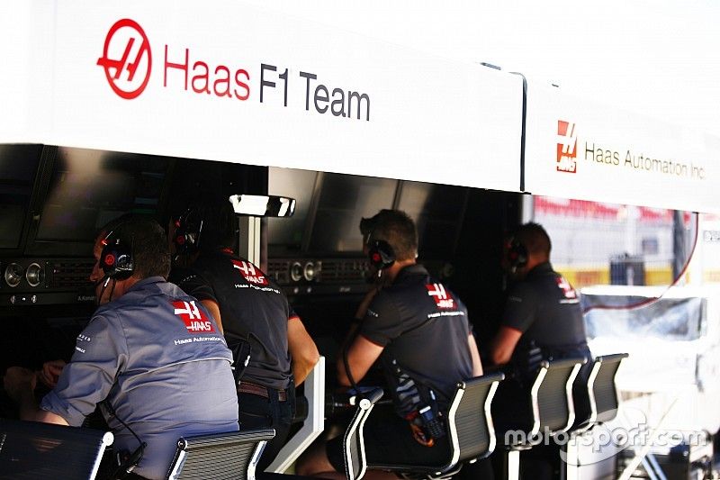 Guenther Steiner, Team Principal, Haas F1, and the Haas F1 team on the pit wall