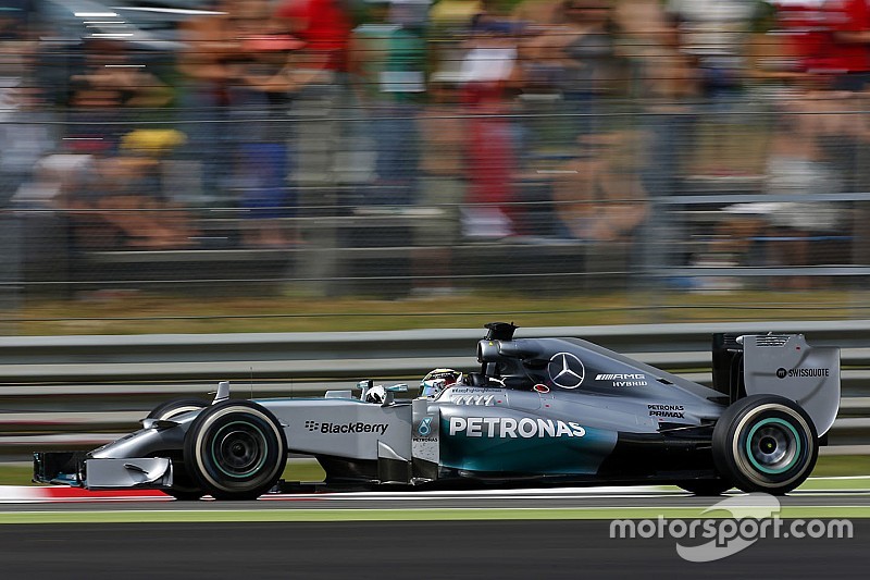 Hamilton szenzációs előzése: Räikkönen első szárnya bánta