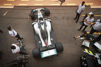 Sans évolution moteur, Hamilton craint un "week-end difficile"