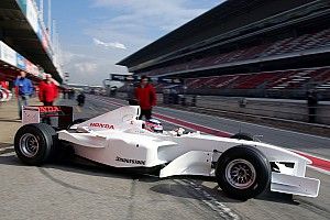 VIDEO: diseños curiosos de los coches en los test de F1