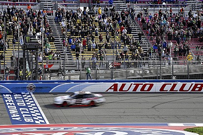 Logano domina e triunfa em Fontana pela Xfinity