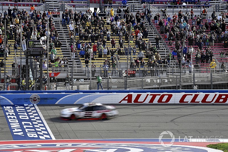 Logano domina e triunfa em Fontana pela Xfinity