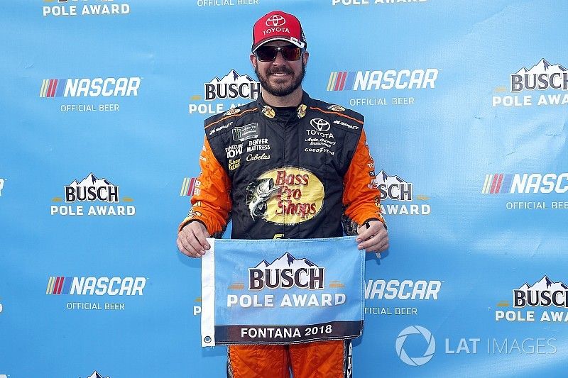 Ganador de la pole Martin Truex Jr., Furniture Row Racing, Toyota Camry Bass Pro Shops/5-hour ENERGY