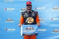 Martin Truex Jr. toma la pole en Fontana; Suárez hasta el 30