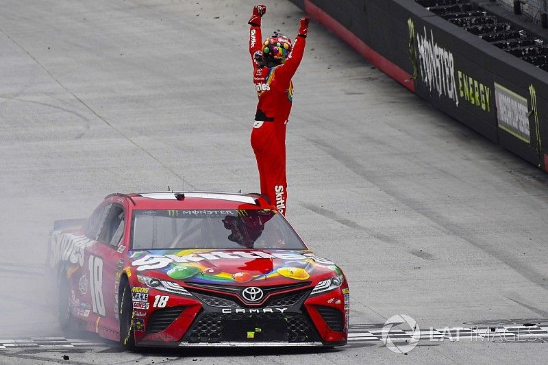 Race winner Kyle Busch, Joe Gibbs Racing