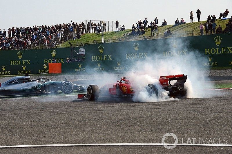 Sebastian Vettel, Ferrari SF71H spint na een clash met Max Verstappen, Red Bull Racing RB14 terwijl Lewis Hamilton, Mercedes-AMG F1 W09 EQ Power+ passeert