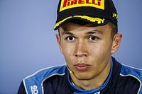 Элбон вошел в заявочный лист Формулы Е, хотя остается кандидатом в Toro Rosso. Что это значит?