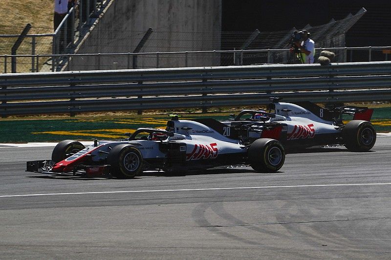 Steiner baalt van botsende Haas-coureurs: “Stop met punten weggooien”