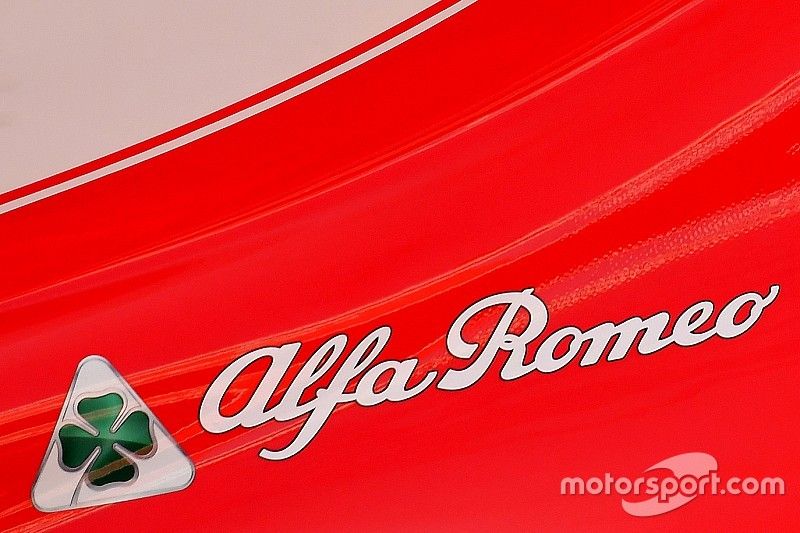 Le logo Alfa Romeo sur le capot moteur de la Ferrari