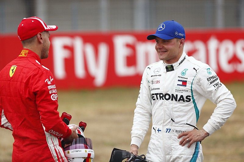 Ganador de la pole Sebastian Vettel, Ferrari con Valtteri Bottas, Mercedes AMG F1