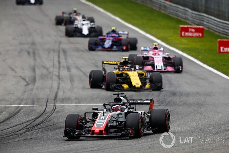 Romain Grosjean, Haas F1 Team VF-18, devant Carlos Sainz Jr., Renault Sport F1 Team RS 18, Esteban Ocon, Racing Point Force India VJM11, et Pierre Gasly, Toro Rosso STR13