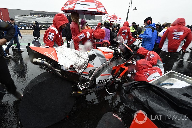 Képeken a kaotikus állapotok Silverstone-ból: ezért maradt el a Brit GP?!