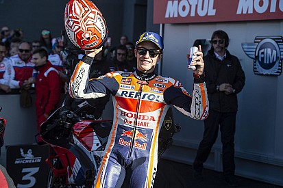 Márquez supera Quartararo e fecha o ano com vitória em Valência