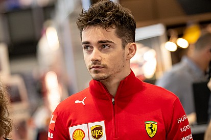 Leclerc: "Adoraria pilotar uma MotoGP, mas não sei se a Ferrari deixa"