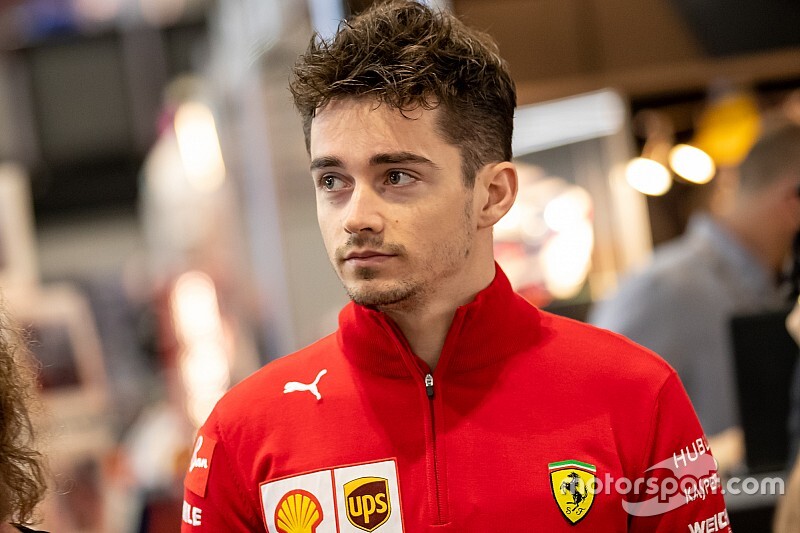 Leclerc: "Adoraria pilotar uma MotoGP, mas não sei se a Ferrari deixa"