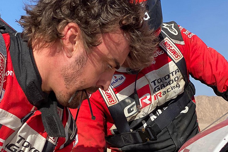 Navegador de Alonso admite que pensou que carro não teria condições de continuar no Dakar