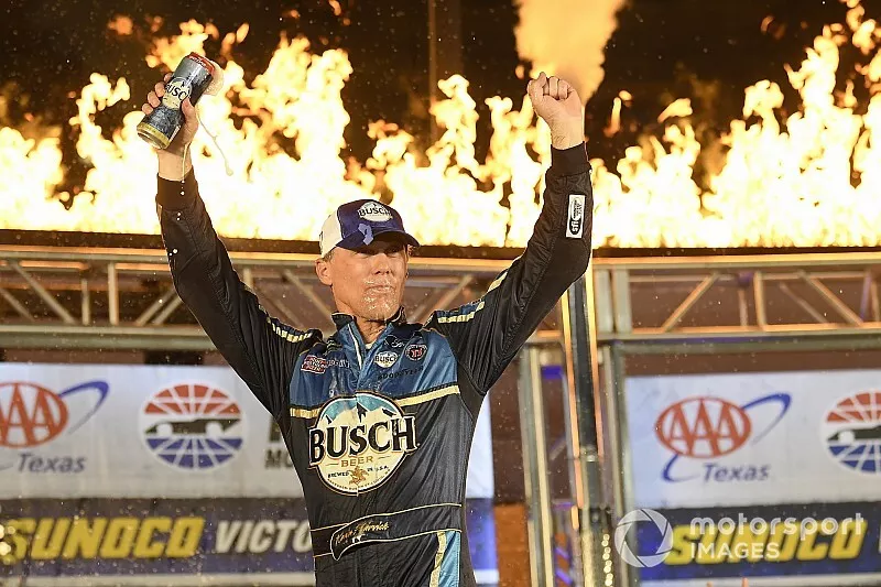 Ganador Kevin Harvick, Stewart-Haas Racing, Ford Mustang Busch Beer / Ducks Unlimited