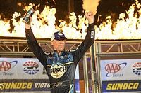 Harvick gana en Texas y Suárez en tercero