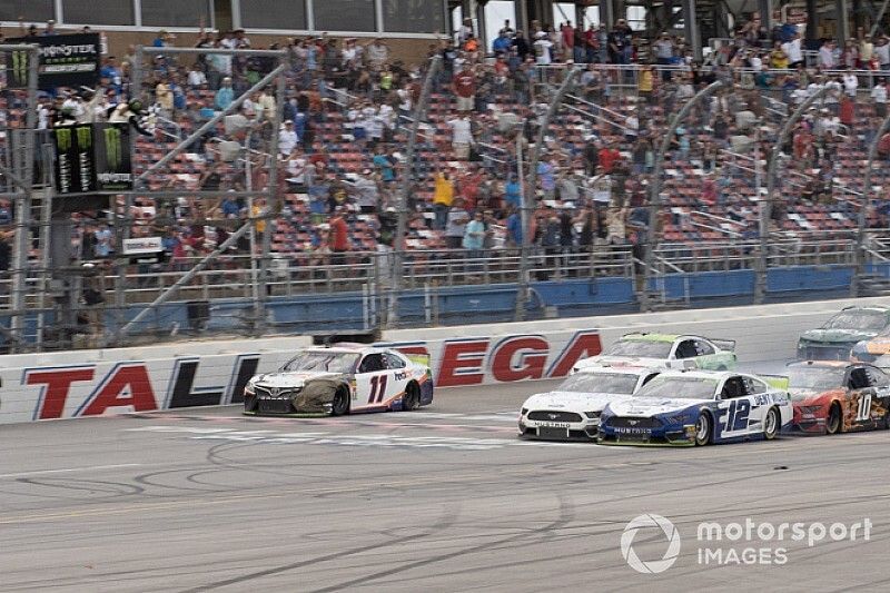 Fotofinish: 1. Ryan Blaney, Team Penske, Ford Mustang Dent Wizard, 2. Ryan Newman, Roush Fenway Racing, Ford Mustang Wyndham Rewards