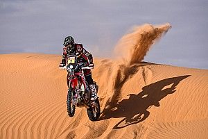 Benavides awarded win after stopping for Goncalves