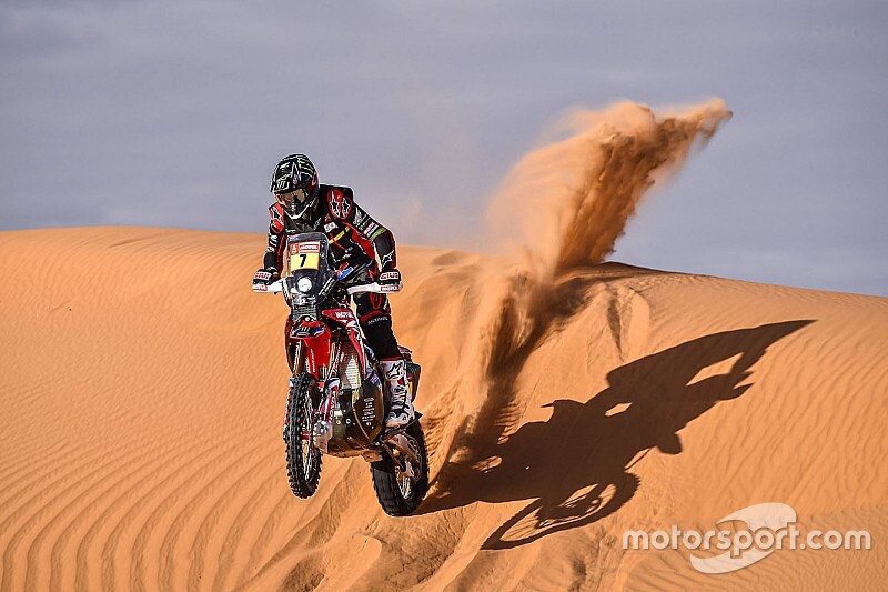Benavides awarded win after stopping for Goncalves