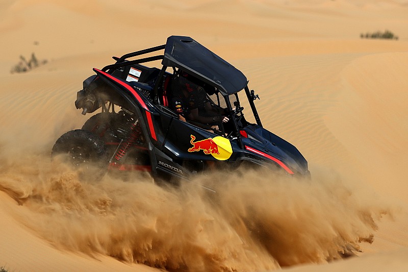 Videón és képeken a Red Bull nagy sivatagi csapatása Abu Dhabiban
