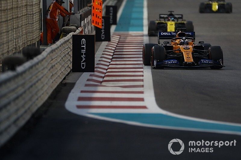 Carlos Sainz Jr., McLaren MCL34,  Daniel Ricciardo, Renault F1 Team R.S.19, Nico Hulkenberg, Renault F1 Team R.S. 19