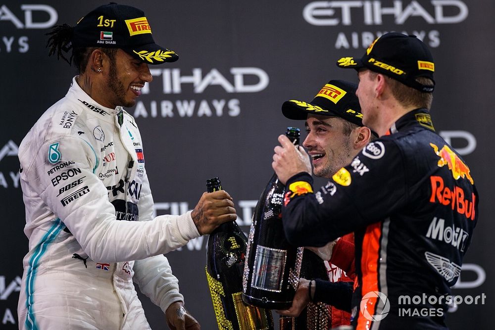 Le vainqueur Lewis Hamilton, Mercedes AMG F1, le troisième, Charles Leclerc, Ferrari, et le deuxième, Max Verstappen, Red Bull Racing, sur le podium