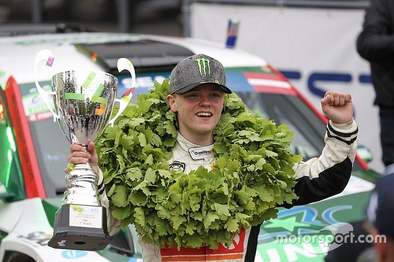 L'impresa di Oliver Solberg: quando il piede è più pesante della pressione per il cognome