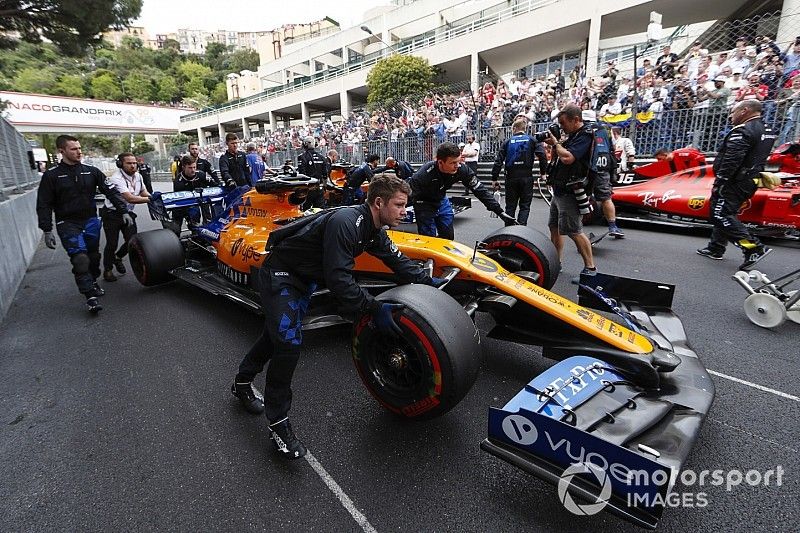 Lando Norris, McLaren MCL34, arrives on the grid