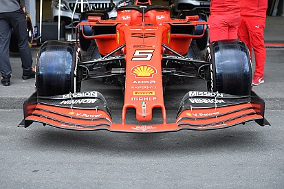 A Ferrari új szárnyakkal, de régi motorral érkezik Barcelonába