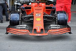 A Ferrari új szárnyakkal, de régi motorral érkezik Barcelonába