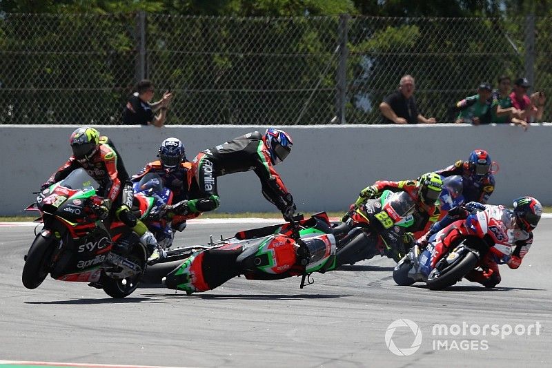 Bradley Smith, Aprilia Racing Team Gresini crashes with Aleix Espargaro, Aprilia Racing Team Gresini