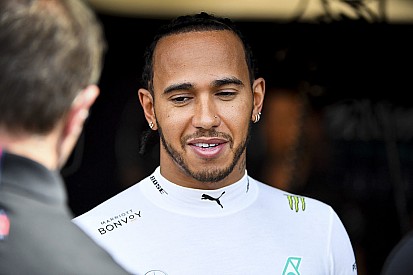 Hamilton kifejtette a kicsúszása történetét, majd a Verstappennel történt esetet