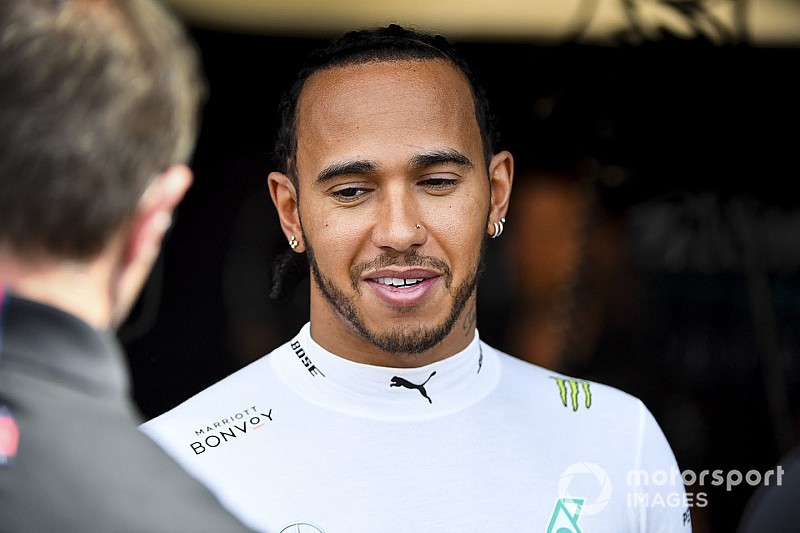 Hamilton kifejtette a kicsúszása történetét, majd a Verstappennel történt esetet