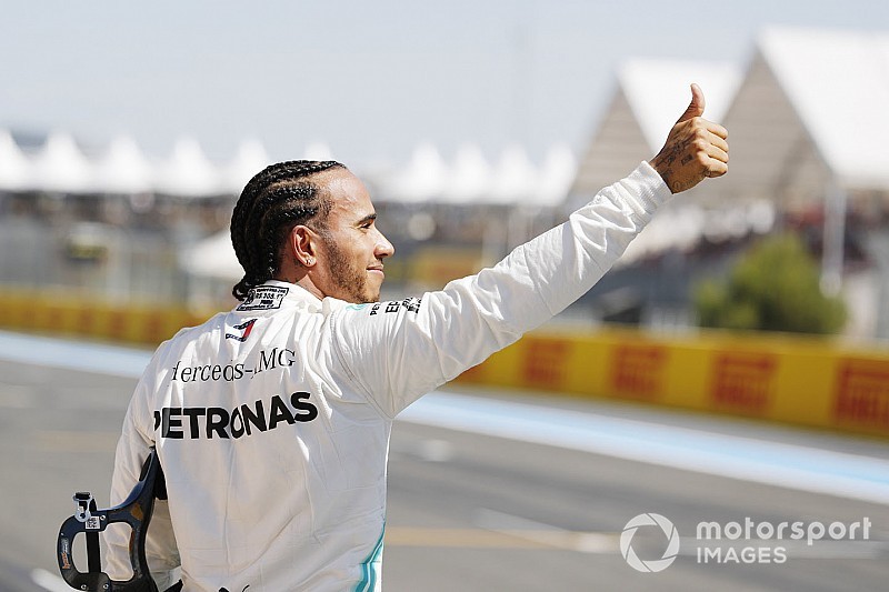 Hamilton na dominante zege: "Vreesde voor blaren op mijn banden"