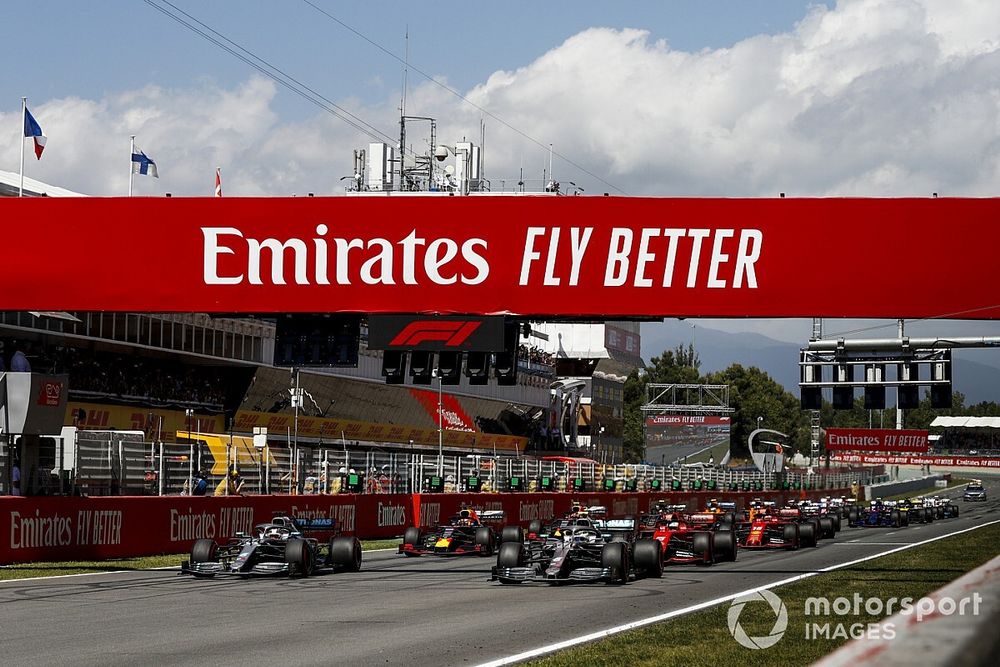 Lewis Hamilton, Mercedes AMG F1 W10 lidera Valtteri Bottas, Mercedes AMG W10 como Sebastian Vettel, Ferrari SF90 se bloquea en el inicio de la carrera