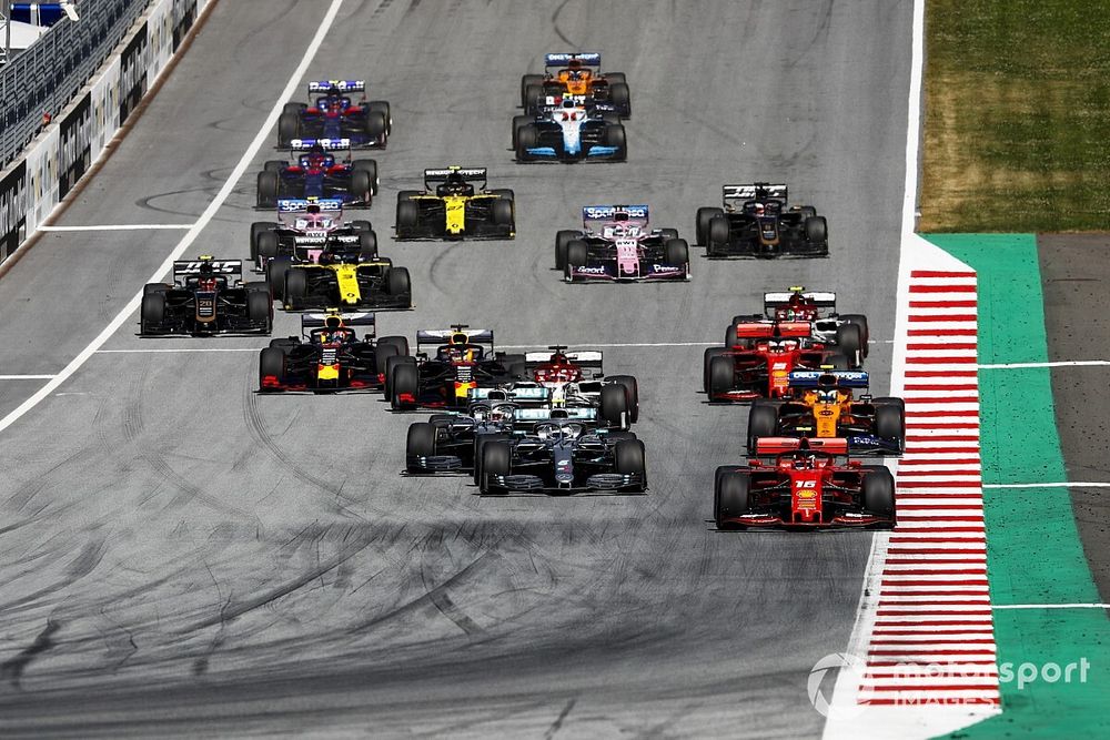 Charles Leclerc, Ferrari SF90, devant Valtteri Bottas, Mercedes AMG W10, Lewis Hamilton, Mercedes AMG F1 W10, Lando Norris, McLaren MCL34, Kimi Raikkonen, Alfa Romeo Racing C38, Sebastian Vettel, Ferrari SF90, Max Verstappen, Red Bull Racing RB15, et le reste du plateau au départ