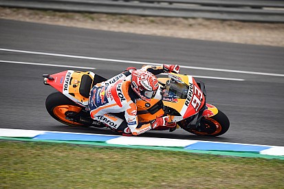 MotoGP, Jerez, Libere 4: Marquez di un soffio su Vinales, brutta caduta per Iannone
