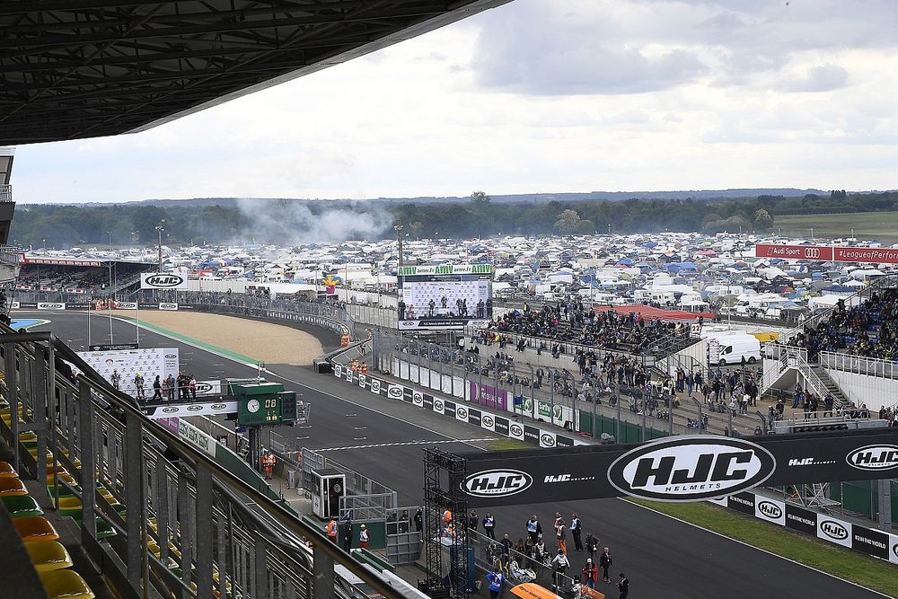 La ligne droite du circuit Bugatti du Mans vue depuis une tribune