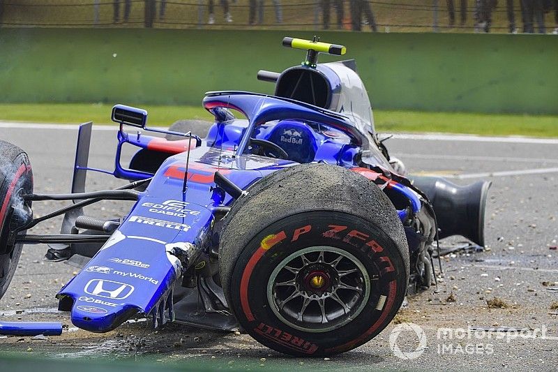 El coche dañado de Alexander Albon, Toro Rosso STR14, después de su accidente