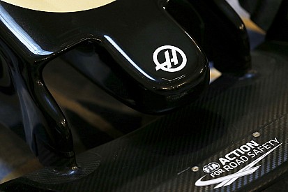 A Haas F1 Team megérkezett az új autójával Barcelonába