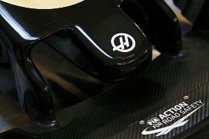 A Haas F1 Team megérkezett az új autójával Barcelonába