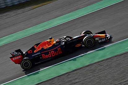 Videón, ahogy Gasly megtöri a Red Bullt a barcelonai teszt keddi napján