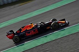 Videón, ahogy Gasly megtöri a Red Bullt a barcelonai teszt keddi napján