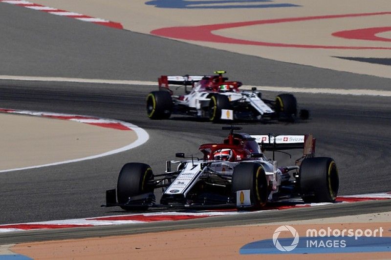 Kimi Raikkonen, Alfa Romeo Racing C38, precede Antonio Giovinazzi, Alfa Romeo Racing C38