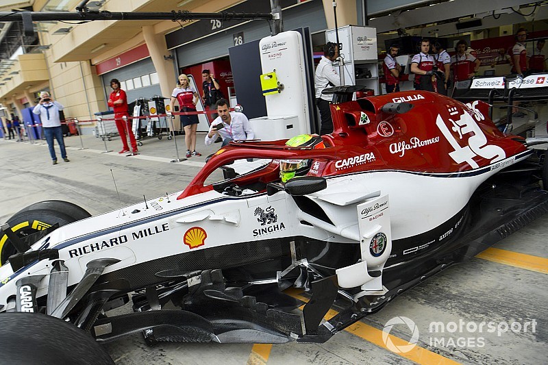 Mick Schumacher pályán az Alfa Romeóval Bahreinben