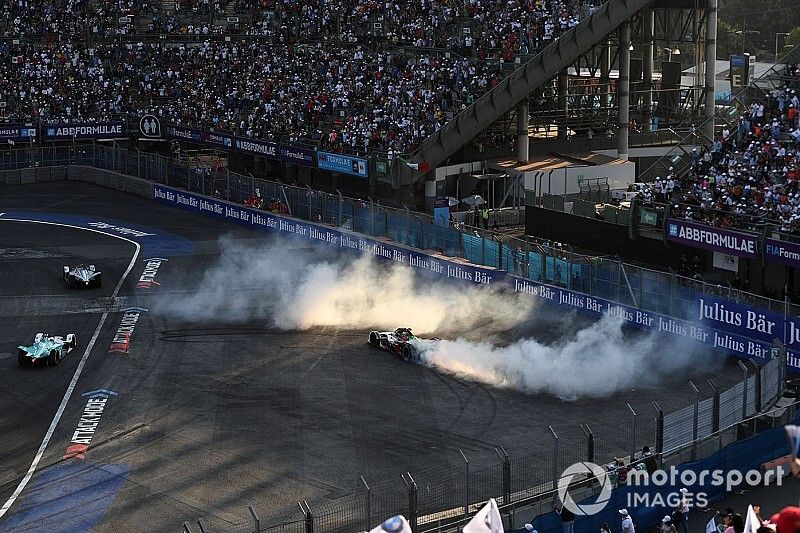 Lucas Di Grassi, Audi Sport ABT Schaeffler, Audi e-tron FE05 haciendo donuts para celebrar la victoria