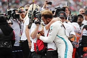 Pilotos, escuderías y amigos felicitan a Hamilton vía redes sociales